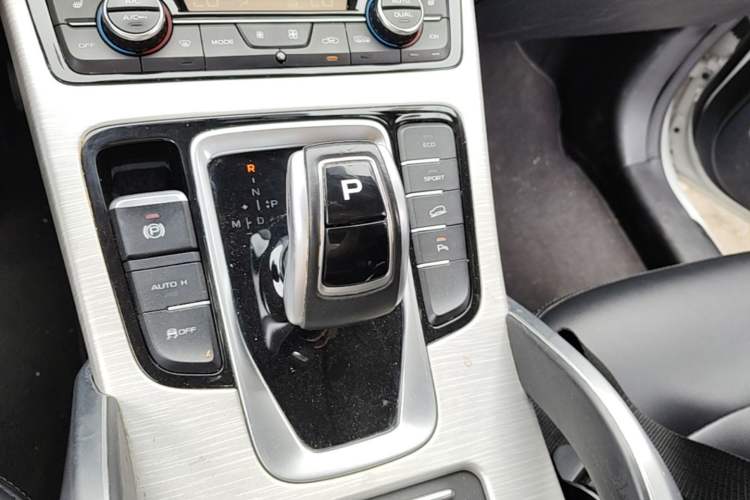 Used Geely Auto Emgrand X7 Sport 2020 1.8TD DCT Two-Wheel Drive Smart Connect 4G-Enabled Version Gear Lever