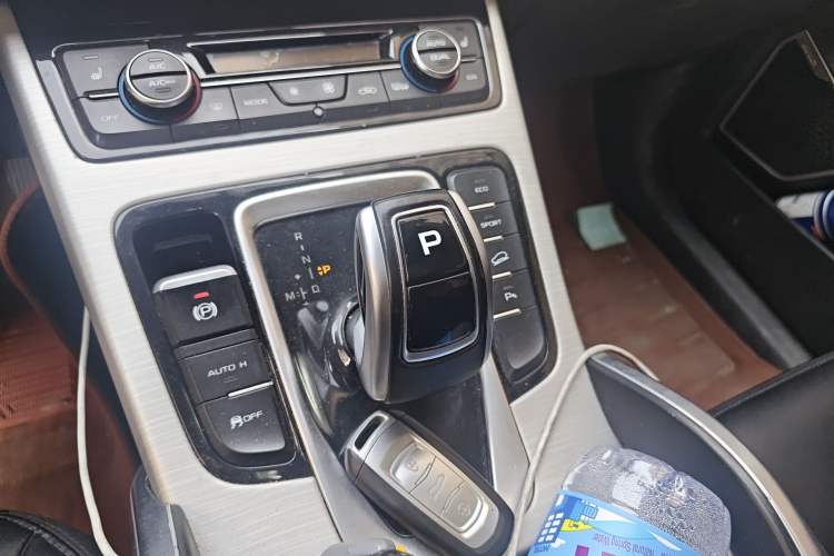 Used Geely Auto Emgrand X7 Sport 2020 1.8TD DCT Two-Wheel Drive Smart Connect 4G-Enabled Version Gear Lever