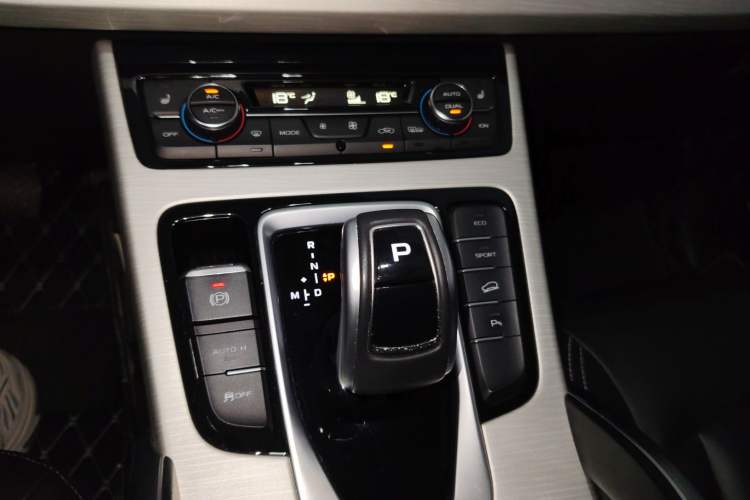 Used Geely Auto Emgrand X7 Sport 2020 1.8TD DCT Two-Wheel Drive Smart Connect 4G-Enabled Version Gear Lever