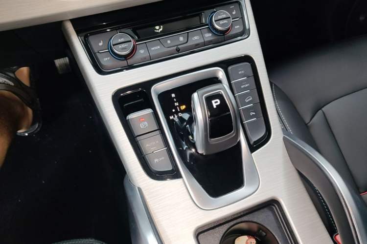 Used Geely Auto Emgrand X7 Sport 2020 1.8TD DCT Two-Wheel Drive Smart Connect 4G-Enabled Version Gear Lever