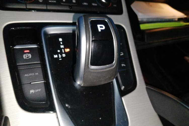Used Geely Auto Emgrand X7 Sport 2020 1.8TD DCT Two-Wheel Drive Smart Connect 4G-Enabled Version Gear Lever