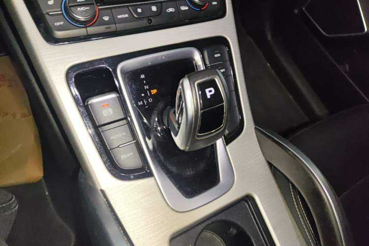 Used Geely Auto Emgrand X7 Sport 2020 1.8TD DCT Two-Wheel Drive Smart Connect 4G-Enabled Version Gear Lever
