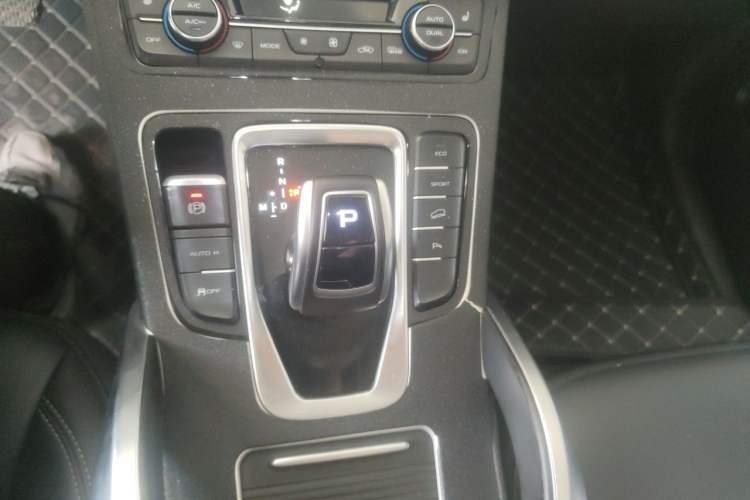Used Geely Auto Emgrand X7 Sport 2020 1.8TD DCT Two-Wheel Drive Smart Connect 4G-Enabled Version Gear Lever