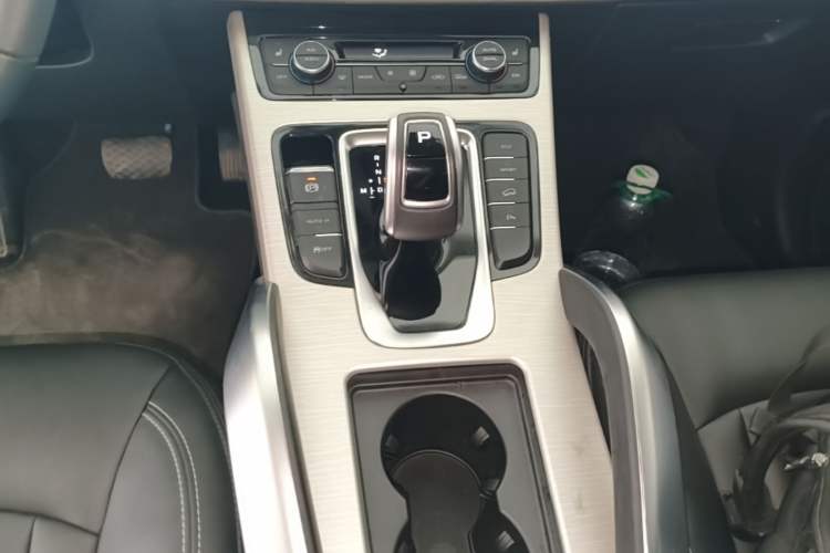 Used Geely Auto Emgrand X7 Sport 2020 1.8TD DCT Two-Wheel Drive Smart Connect 4G-Enabled Version Gear Lever