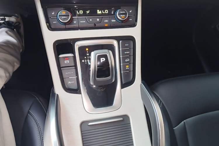 Used Geely Auto Emgrand X7 Sport 2020 1.8TD DCT Two-Wheel Drive Smart Connect 4G-Enabled Version Gear Lever