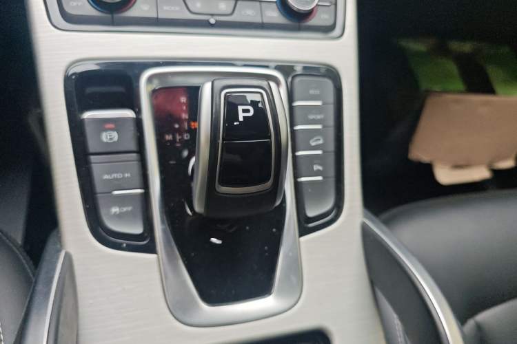 Used Geely Auto Emgrand X7 Sport 2020 1.8TD DCT Two-Wheel Drive Smart Connect 4G-Enabled Version Gear Lever