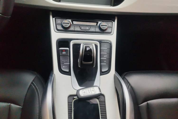 Used Geely Auto Emgrand X7 Sport 2020 1.8TD DCT Two-Wheel Drive Smart Connect 4G-Enabled Version Gear Lever