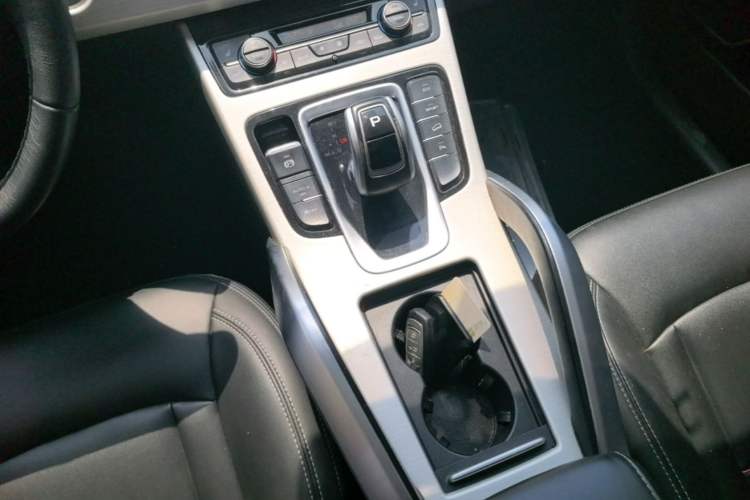 Used Geely Auto Emgrand X7 Sport 2020 1.8TD DCT Two-Wheel Drive Smart Connect 4G-Enabled Version Gear Lever