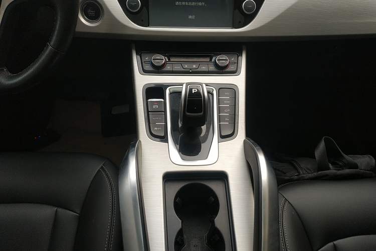Used Geely Auto Emgrand X7 Sport 2020 1.8TD DCT Two-Wheel Drive Smart Connect 4G-Enabled Version Gear Lever