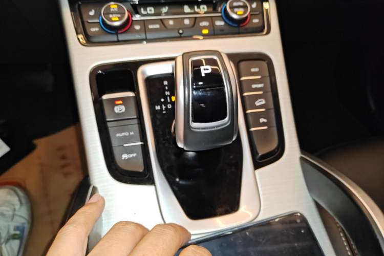 Used Geely Auto Emgrand X7 Sport 2020 1.8TD DCT Two-Wheel Drive Smart Connect 4G-Enabled Version Gear Lever