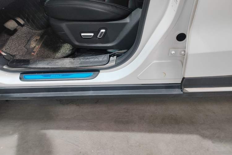 Used Geely Auto Emgrand X7 Sport 2020 1.8TD DCT Two-Wheel Drive Smart Connect 4G-Enabled Version Left Side Sill