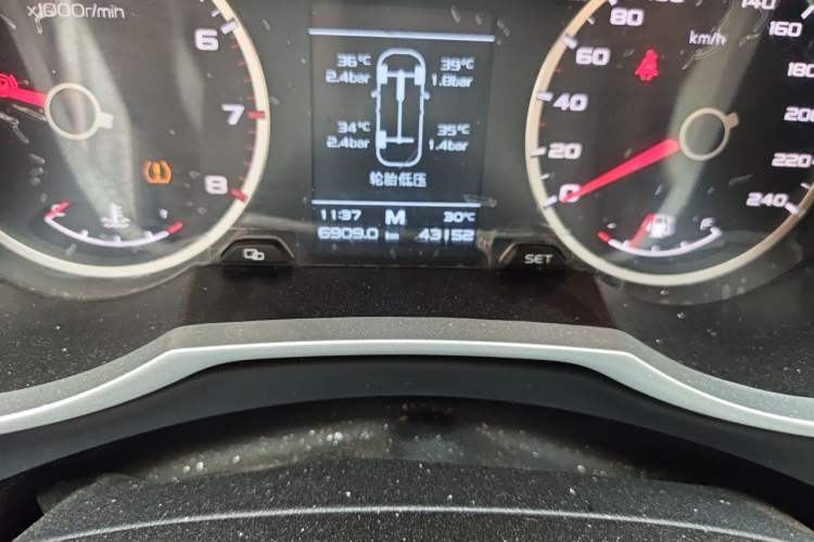 Used Geely Auto Emgrand X7 Sport 2020 1.8TD Manual Two-Wheel Drive Elite Version Odometer Close Up