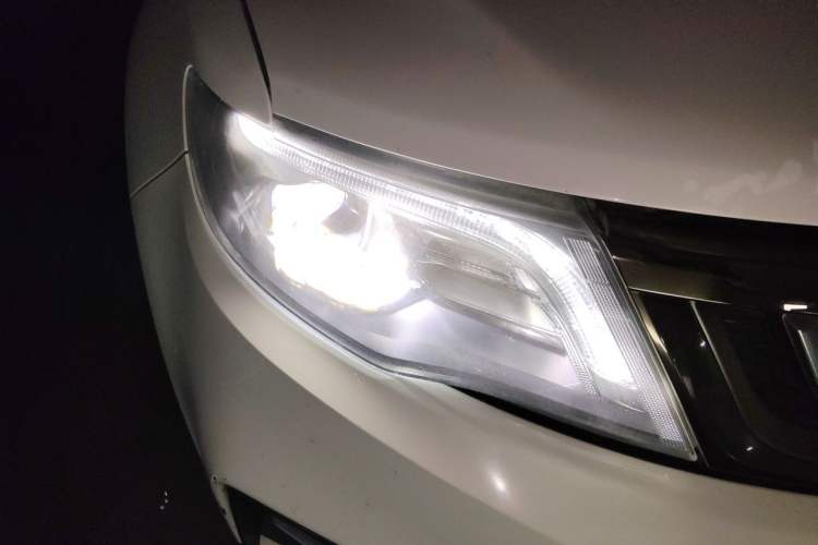 Used Geely Auto Emgrand X7 Sport 2020 1.8TD DCT Two-Wheel Drive Smart Connect 4G-Enabled Version Right Front Headlight