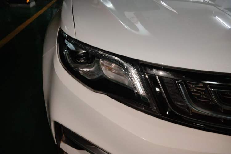 Used Geely Auto Emgrand X7 Sport 2020 1.8TD DCT Two-Wheel Drive Smart Connect 4G-Enabled Version Right Front Headlight