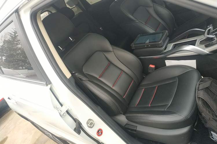 Used Geely Auto Emgrand X7 Sport 2020 1.8TD DCT Two-Wheel Drive Smart Connect 4G-Enabled Version Right Front Seat