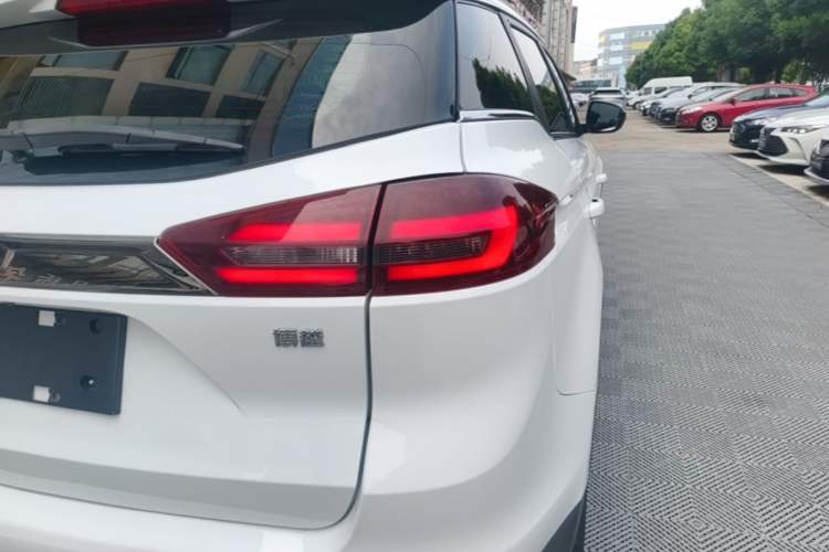 Used Geely Auto Emgrand X7 Sport 2020 1.8TD DCT Two-Wheel Drive Smart Connect 4G-Enabled Version Right Rear Taillight