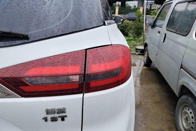 Used Geely Auto Emgrand X7 Sport 2020 1.8TD DCT Two-Wheel Drive Smart Connect 4G-Enabled Version Right Rear Taillight