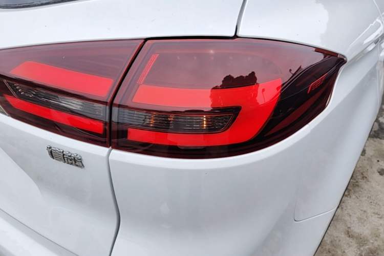 Used Geely Auto Emgrand X7 Sport 2020 1.8TD DCT Two-Wheel Drive Smart Connect 4G-Enabled Version Right Rear Taillight
