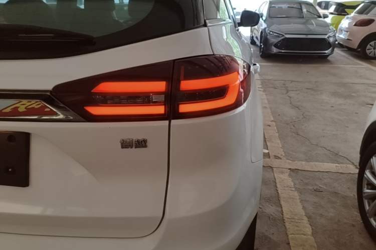 Used Geely Auto Emgrand X7 Sport 2020 1.8TD DCT Two-Wheel Drive Smart Connect 4G-Enabled Version Right Rear Taillight