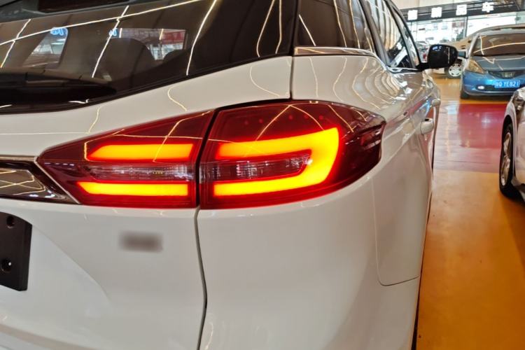 Used Geely Auto Emgrand X7 Sport 2020 1.8TD DCT Two-Wheel Drive Smart Connect 4G-Enabled Version Right Rear Taillight