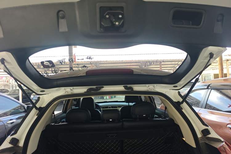 Used Geely Auto Emgrand X7 Sport 2020 1.8TD DCT Two-Wheel Drive Zhiya Model Trunk