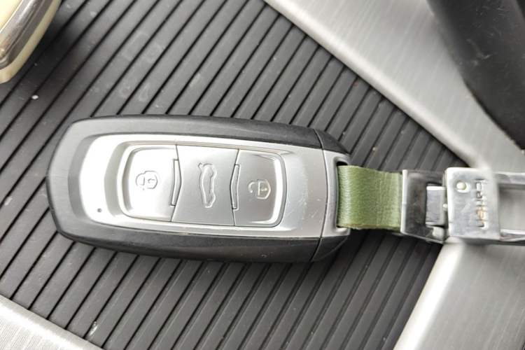 Used Geely Auto Emgrand X7 Sport 2020 1.8TD DCT Two-Wheel Drive Smart Connect 4G-Enabled Version Vehicle Key