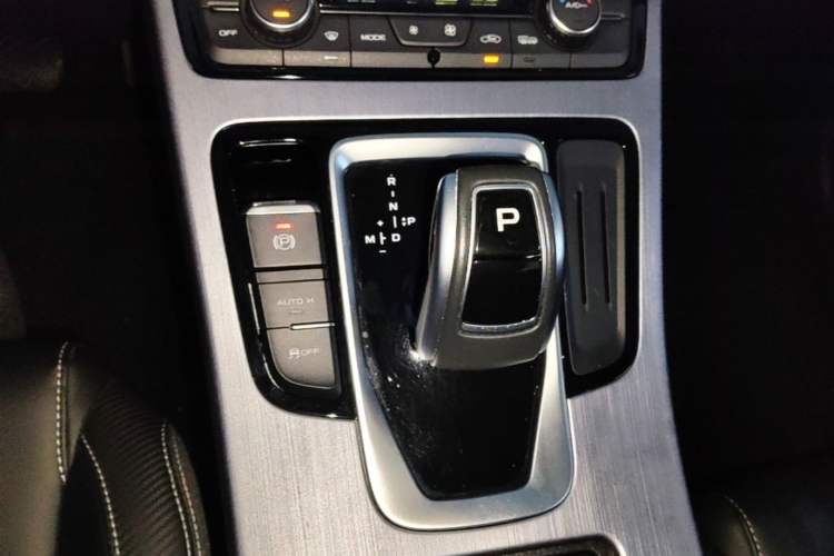 Used Geely Auto Emgrand X7 Sport 2021 Million Edition 1.8TD DCT Two-Wheel Drive Comfort Model Gear Lever