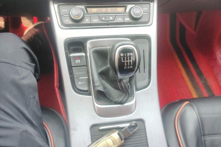 Used Geely Auto Emgrand X7 Sport 2021 Million Edition 1.8TD Manual Two-Wheel Drive Comfort Model Gear Lever