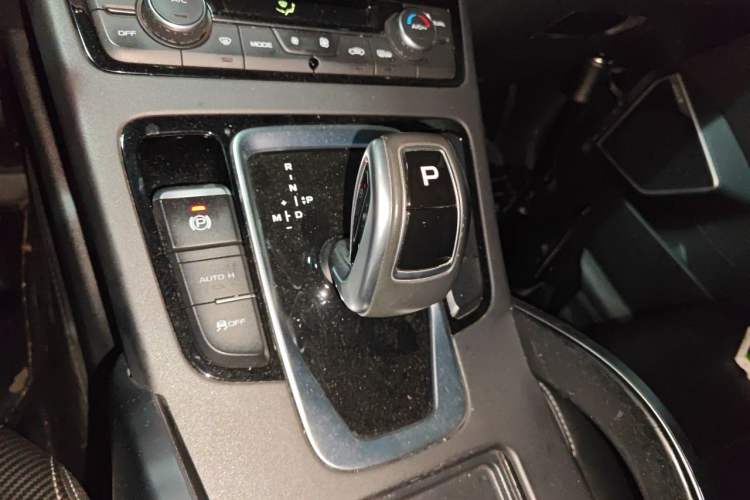 Used Geely Auto Emgrand X7 Sport 2021 Million Edition 1.8TD DCT Two-Wheel Drive Luxury Model Gear Lever