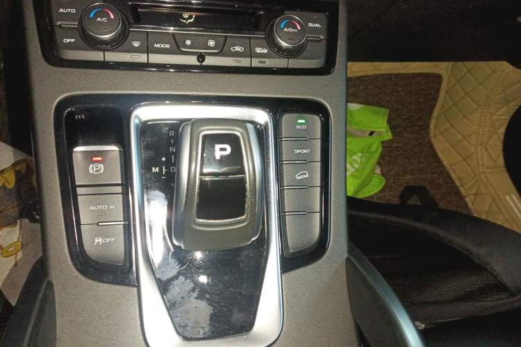 Used Geely Auto Emgrand X7 Sport 2021 Million Edition 1.8TD DCT Two-Wheel Drive Luxury Model Gear Lever