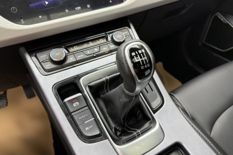 Used Geely Auto Emgrand X7 Sport 2021 Million Edition 1.8TD Manual Two-Wheel Drive Comfort Model Interior 3