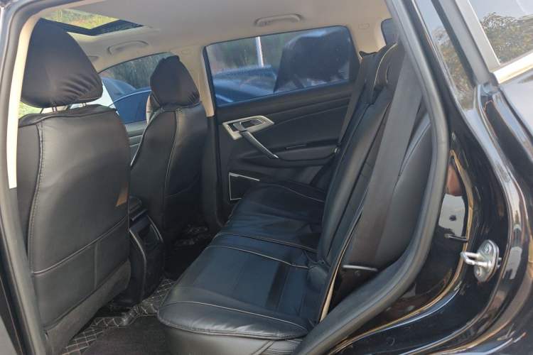 Used Geely Auto Emgrand X7 Sport 2021 Million Edition 1.8TD Manual Two-Wheel Drive Comfort Model Left Rear Seat