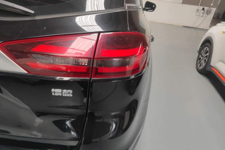 Used Geely Auto Emgrand X7 Sport 2021 Million Edition 1.8TD DCT Two-Wheel Drive Comfort Model Right Rear Taillight
