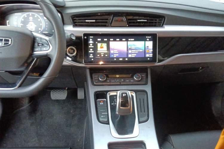 Used Geely Auto Emgrand X7 Sport 2021 1.8TD DCT Two-Wheel Drive Asian Games Comfort Edition Audio And AC Panel