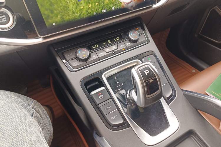 Used Geely Auto Emgrand X7 Sport 2021 1.8TD DCT Two-Wheel Drive Asian Games Edition Gear Lever