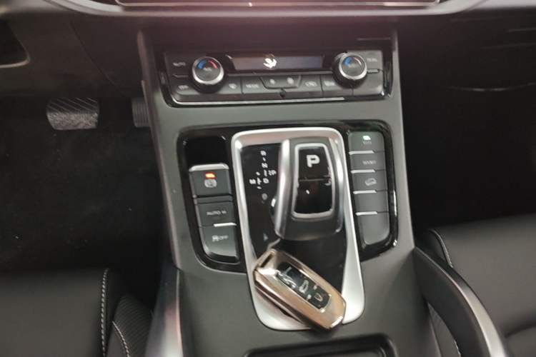 Used Geely Auto Emgrand X7 Sport 2021 Million Edition 1.8TD DCT Two-Wheel Drive Luxury Model Gear Lever