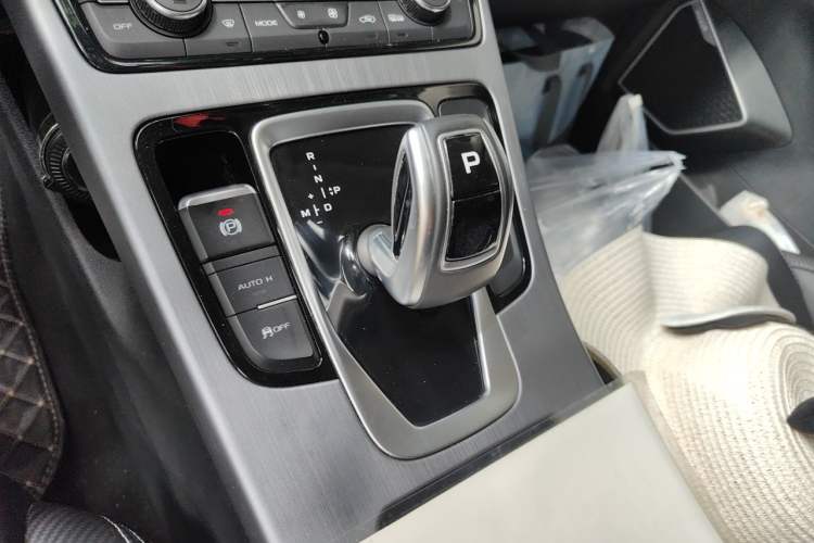 Used Geely Auto Emgrand X7 Sport 2021 Million Edition 1.8TD DCT Two-Wheel Drive Comfort Model Gear Lever