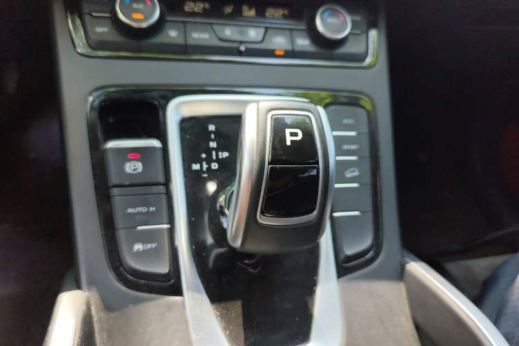 Used Geely Auto Emgrand X7 Sport 2021 Million Edition 1.8TD DCT Two-Wheel Drive Luxury Model Gear Lever