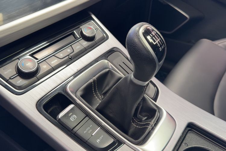 Used Geely Auto Emgrand X7 Sport 2021 Million Edition 1.8TD Manual Two-Wheel Drive Comfort Model Gear Lever