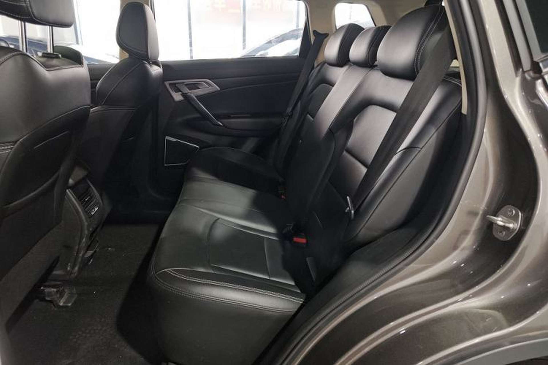 Used Geely Auto Emgrand X7 Sport 2021 Million Edition 1.8TD DCT Two-Wheel Drive Luxury Model Left Rear Seat