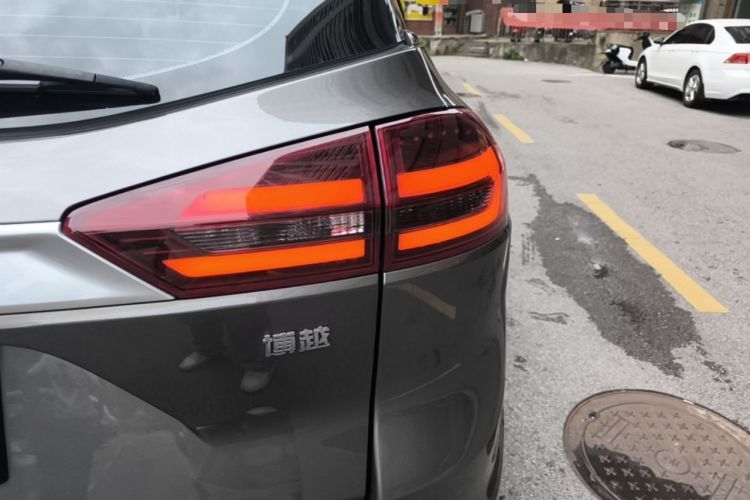 Used Geely Auto Emgrand X7 Sport 2021 Million Edition 1.8TD DCT Two-Wheel Drive Luxury Model Right Rear Taillight