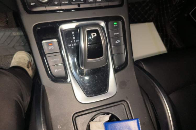 Used Geely Auto Emgrand X7 Sport 2021 Million Edition 1.8TD DCT Two-Wheel Drive Luxury Model Gear Lever