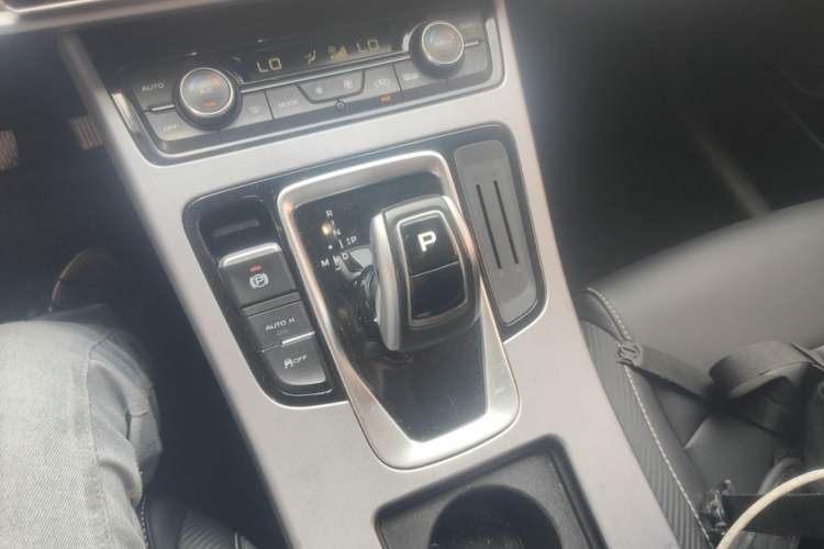 Used Geely Auto Emgrand X7 Sport 2021 1.8TD DCT Two-Wheel Drive Asian Games Comfort Edition Gear Lever