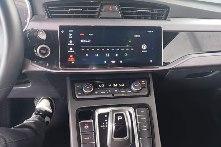 Used Geely Auto Emgrand X7 Sport 2021 Million Edition 1.8TD DCT Two-Wheel Drive Luxury Model Audio And AC Panel