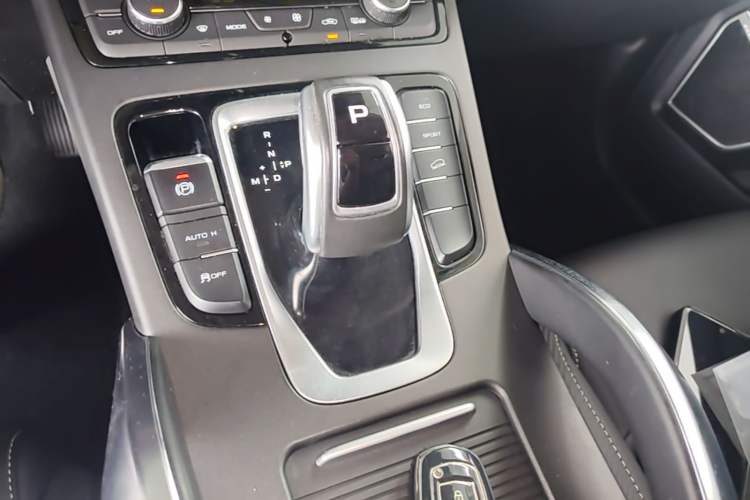 Used Geely Auto Emgrand X7 Sport 2021 Million Edition 1.8TD DCT Two-Wheel Drive Luxury Model Gear Lever