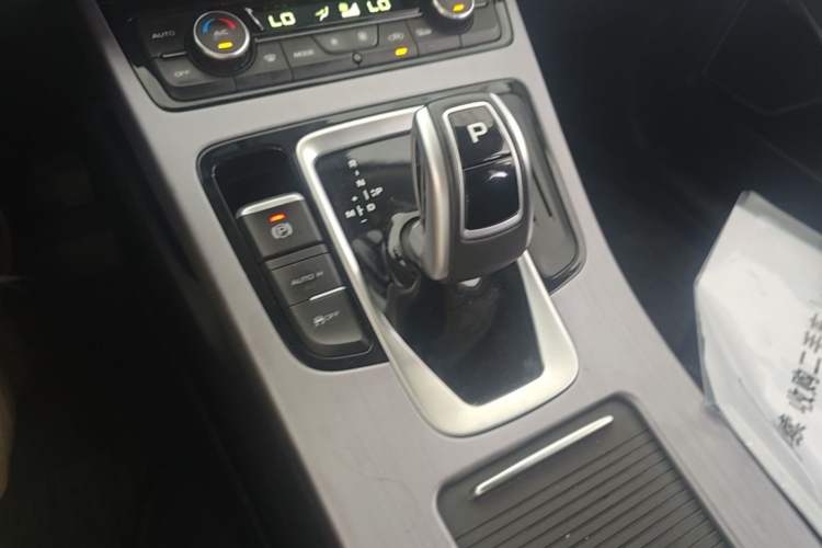 Used Geely Auto Emgrand X7 Sport 2021 Million Edition 1.8TD DCT Two-Wheel Drive Comfort Model Gear Lever