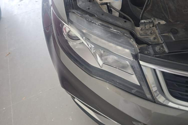 Used Geely Auto Emgrand X7 Sport 2021 Million Edition 1.8TD DCT Two-Wheel Drive Comfort Model Right Front Headlight