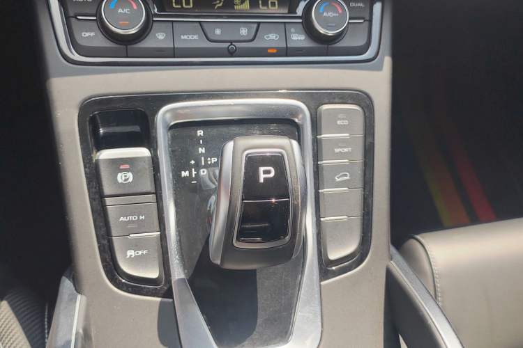Used Geely Auto Emgrand X7 Sport 2021 Million Edition 1.8TD DCT Two-Wheel Drive Luxury Model Audio And AC Panel