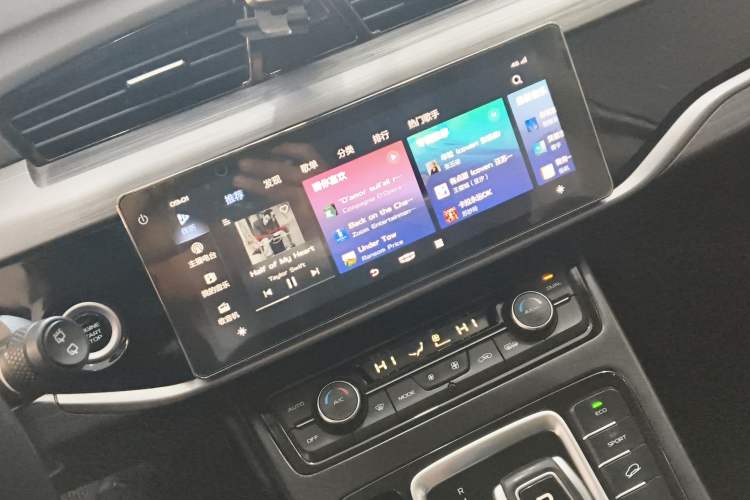 Used Geely Auto Emgrand X7 Sport 2021 Million Edition 1.8TD DCT Two-Wheel Drive Luxury Model Audio And AC Panel