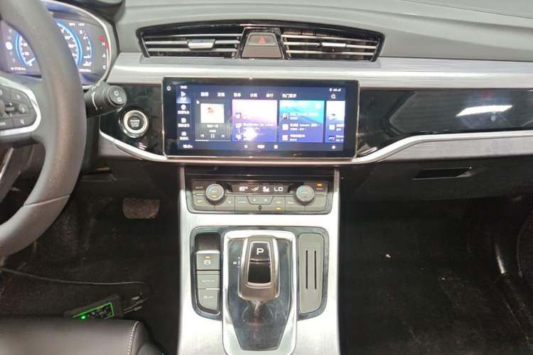 Used Geely Auto Emgrand X7 Sport 2021 Million Edition 1.8TD DCT Two-Wheel Drive Comfort Model Audio And AC Panel